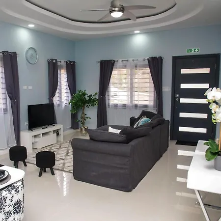 Montana Villa - Luxury 2-Bedroom Stay Near Ocho Rios Attractions